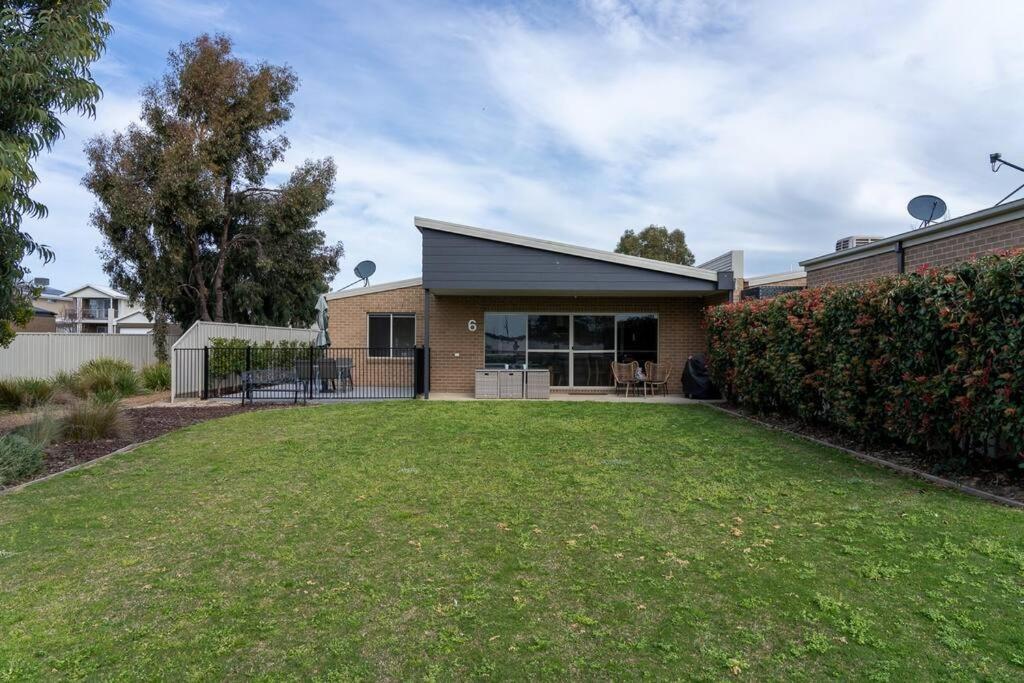 The Lakehouse Yarrawonga On Lake Mulwala Villa Exterior photo