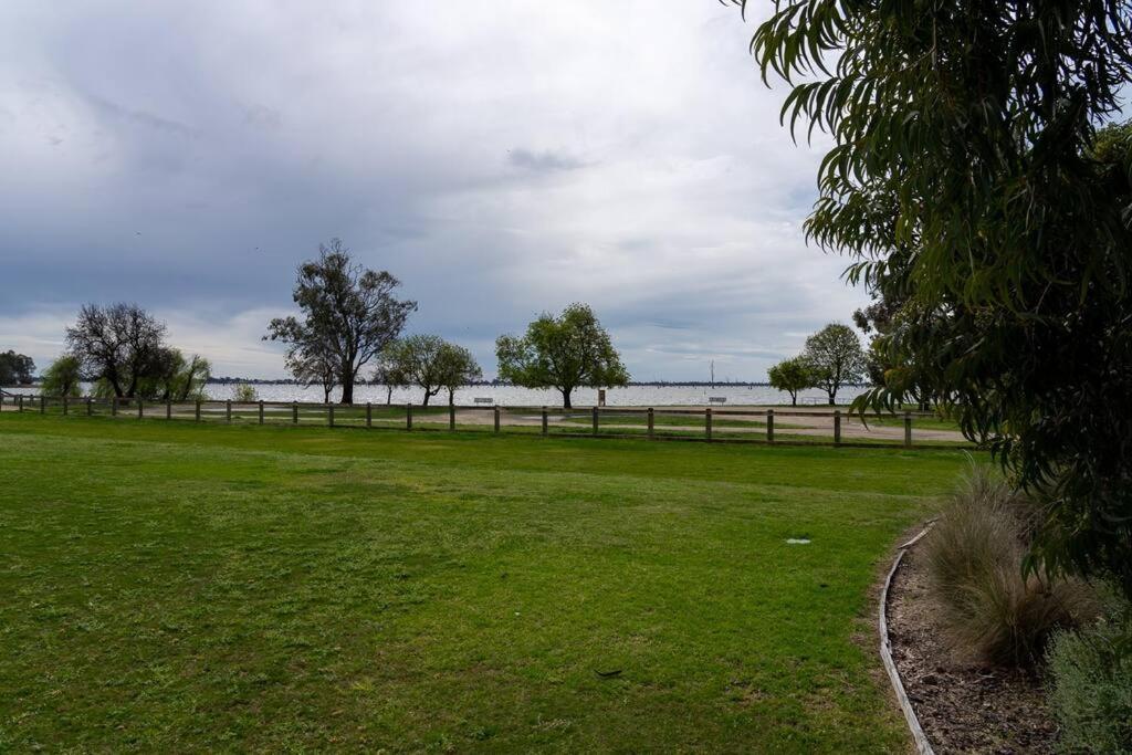 The Lakehouse Yarrawonga On Lake Mulwala Villa Exterior photo