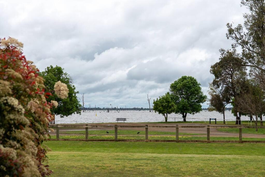 The Lakehouse Yarrawonga On Lake Mulwala Villa Exterior photo