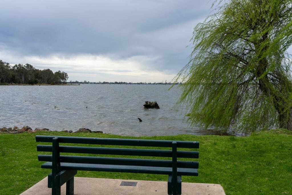 The Lakehouse Yarrawonga On Lake Mulwala Villa Exterior photo